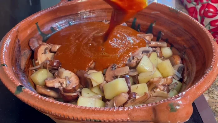 Pour in the blended tomato sauce, add chicken broth powder, and let it cook for 10 minutes.