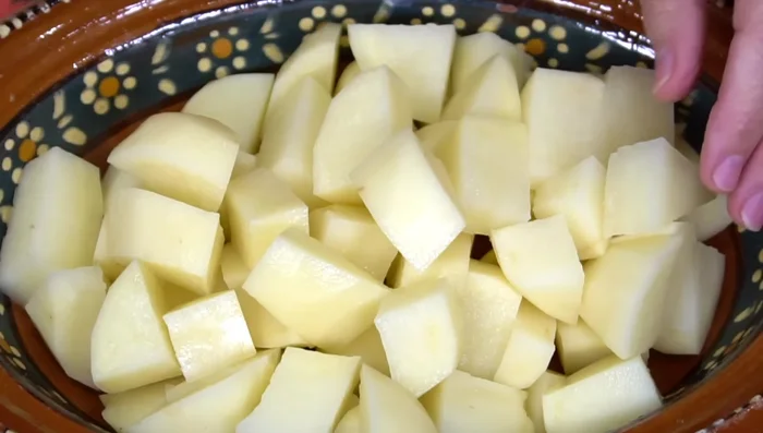 Peel and cut the potatoes into 2-3 cm cubes. Clean the mushrooms.