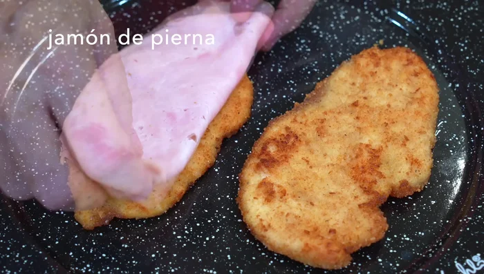 Top each milanesa with ham and cheese, then gratin in the oven or microwave.