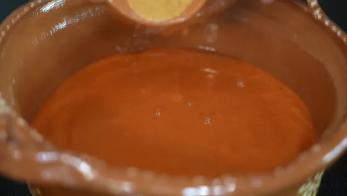 In a pan with hot oil, pour the blended sauce. Season with salt or chicken bouillon powder. Simmer for 10 minutes under medium heat, adding more broth and epazote at the end.