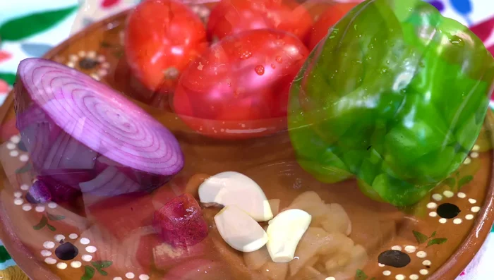 Prepare the recaudo: Cut red onion, tomatoes, bell pepper, garlic into pieces. [120.34]