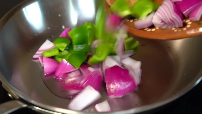 In hot oil, sauté onion and pepper. Add thyme and oregano, then garlic. [125.7, 132.57]