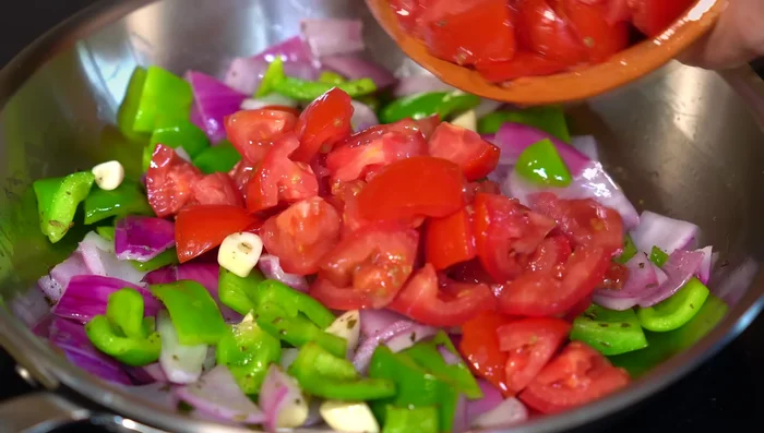 Add achiote and season with salt. Cook 8-10 minutes, then remove from heat. [150.319, 166.35]