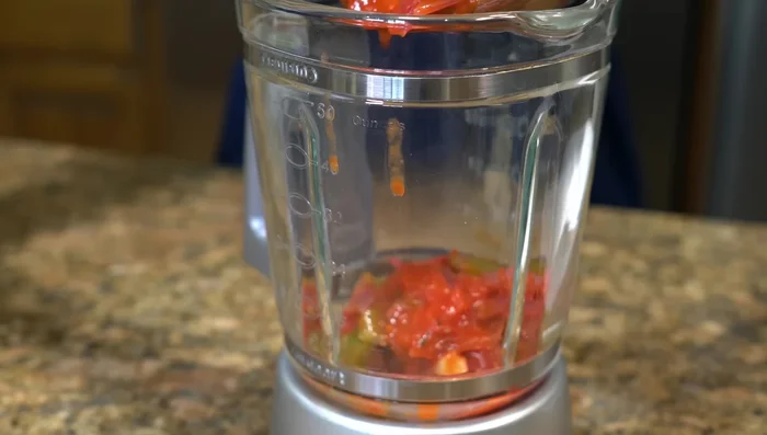 Blend the recaudo with water until smooth. [174.62, 189.23]