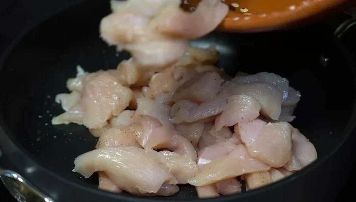 In a pan with hot oil, cook the chicken until sealed on all sides. [314.11, 329.53]