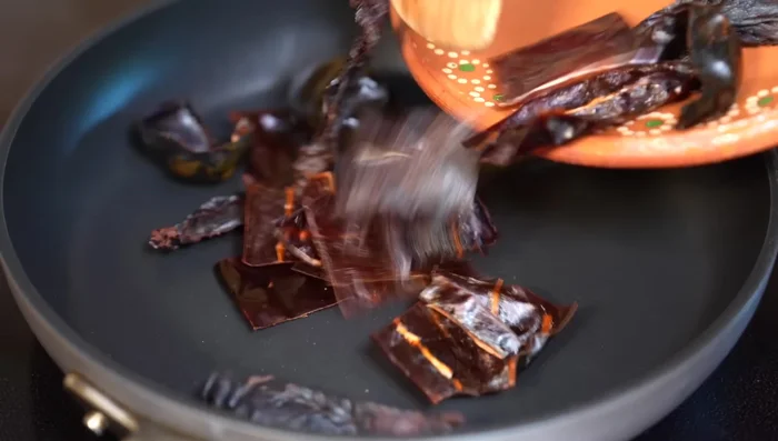 In a pan with hot oil and medium-low heat, add the chiles and stir constantly for a short time to prevent burning. This avoids bitterness.