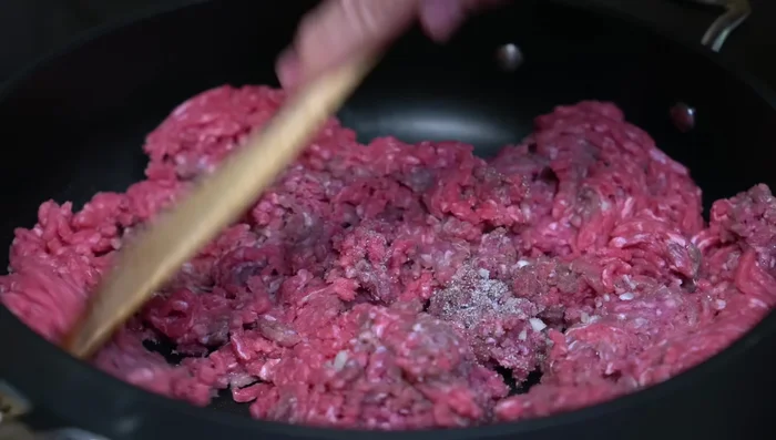 Stir the meat constantly to ensure even cooking. Once cooked, add the potatoes (without the soaking water) and season with salt.