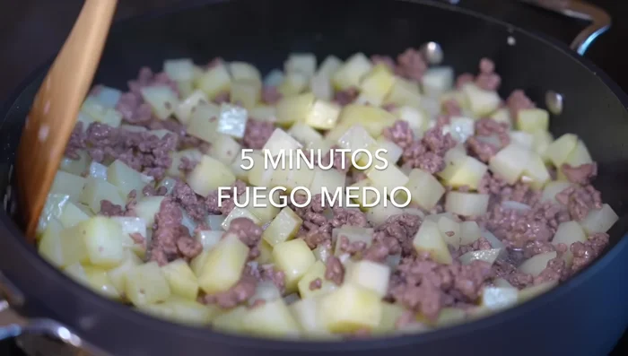 Fry the potatoes with the meat. After 5 minutes, pour in the prepared sauce and season with salt. Bring to a boil.