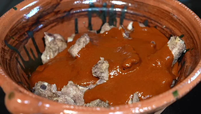 Pour the sauce over the ribs, season with salt, and cook on low heat for 30 minutes until tender and juicy.