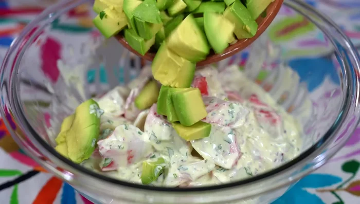 Finally, add the avocado slices (add at the end to prevent it from falling apart).