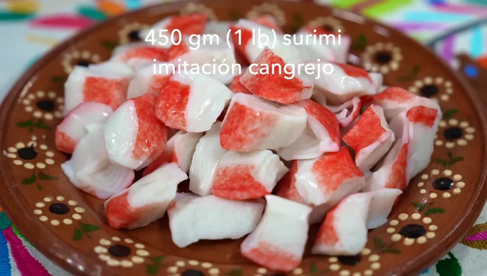 Cut the surimi into 3cm pieces. Chop half a red onion. Marinate the onion in pickled chili vinegar for 10 minutes to reduce its strong flavor. Drain the onion.