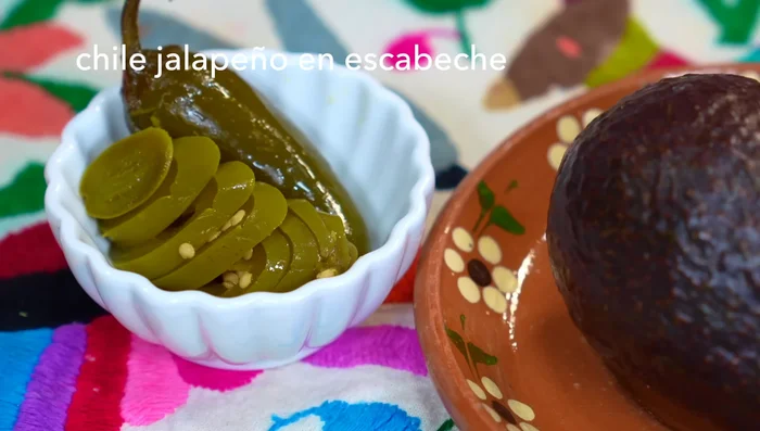 Prepare thin slices of pickled jalapeño pepper.