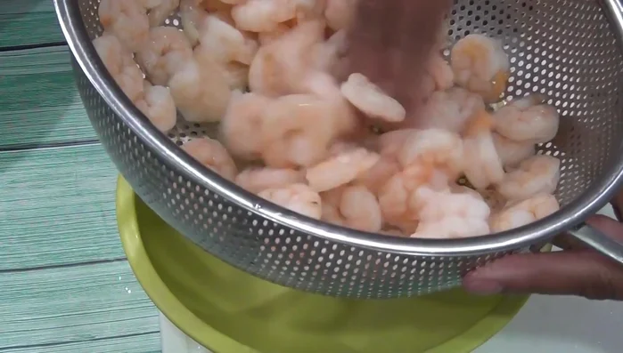 Chop the cooked shrimp. (433.2)