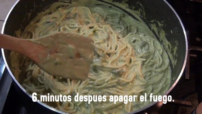 Serve the creamy green spaghetti garnished with extra cheese (439.08, 457.639).