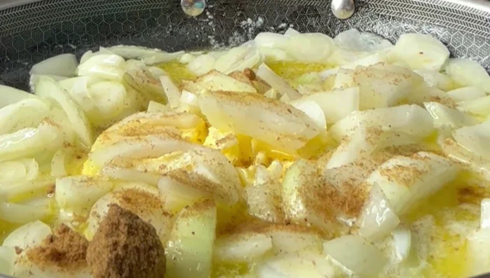 Stir in beef bouillon (or chicken bouillon), onion powder, garlic powder, minced garlic, crushed red pepper flakes, lemon pepper, other seasoning, Tony Chachere's, smoked paprika, and lime juice (avoiding seeds).
