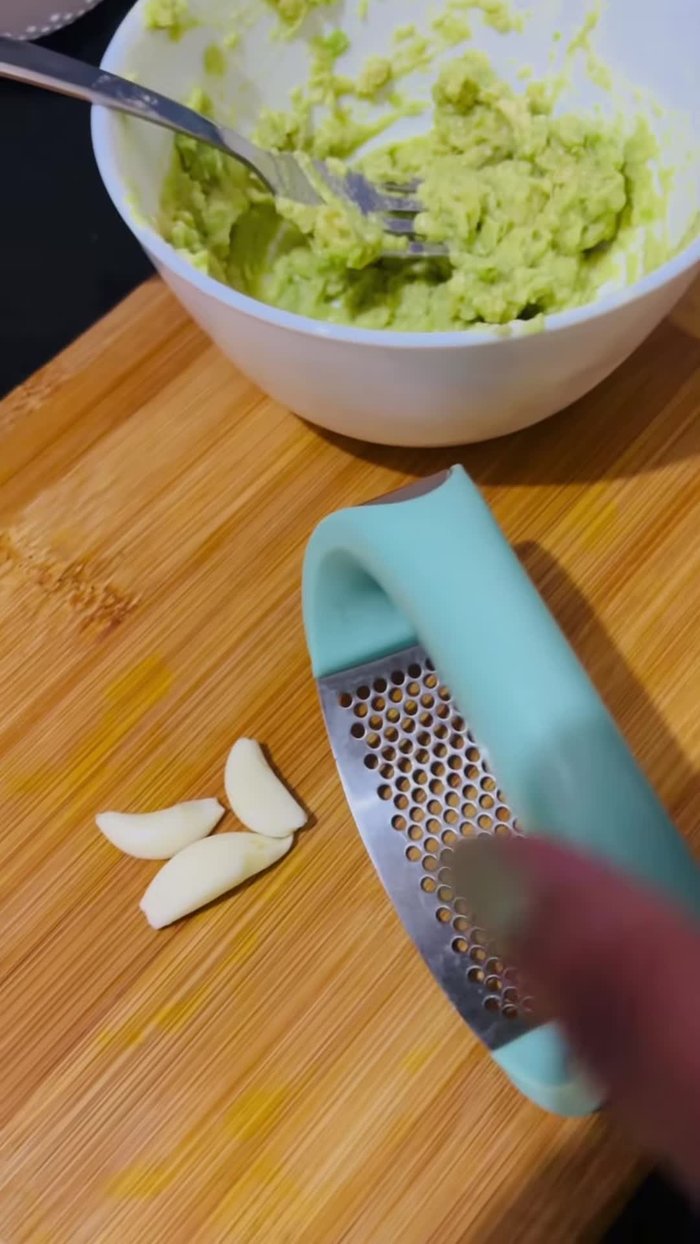 Mash the avocado well and place it in a bowl.