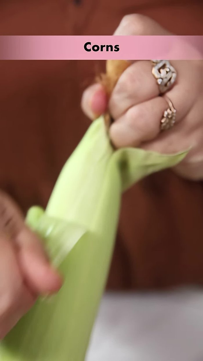 Peel and cut the corn. Prepare boiling water.