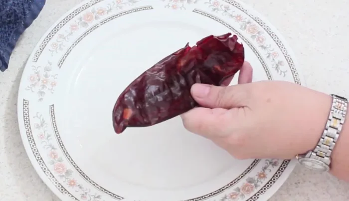 Clean the chilies by removing the seeds.