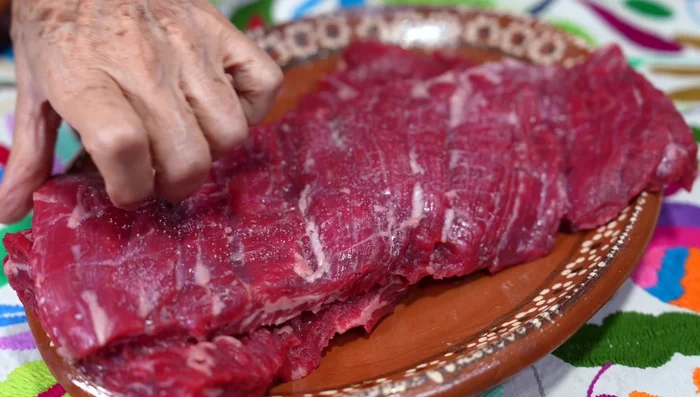 Season the arrachera with salt on both sides.