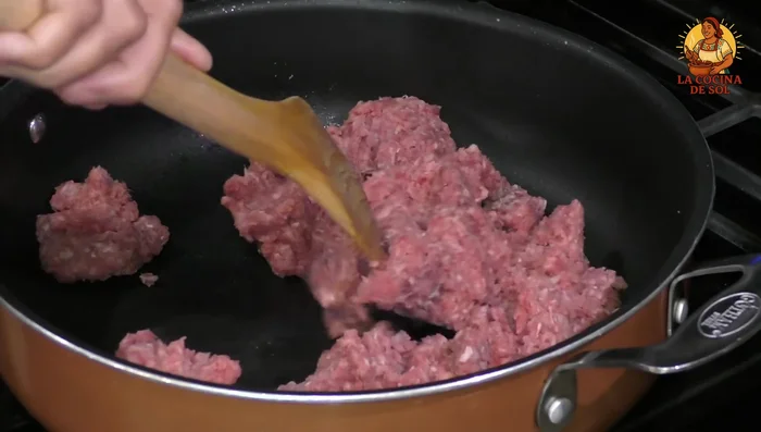 Fry ground beef in its own fat for 12 minutes. Add chopped onion and a pressed clove of garlic, cook for a few minutes. Add ground pepper.