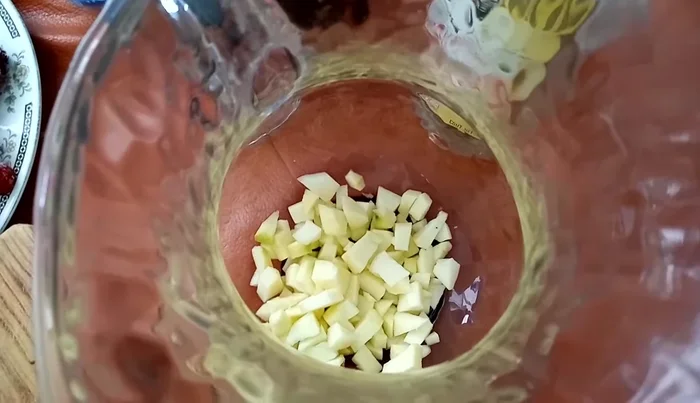 Place the chopped apples in a pitcher.