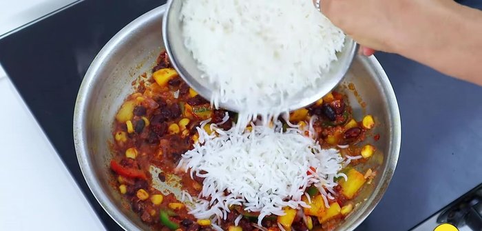 Add 80% cooked rice and mix gently. (A crackling sound indicates perfect rice).