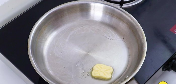 Heat oil and butter in a pan. Add chopped garlic and sauté briefly.