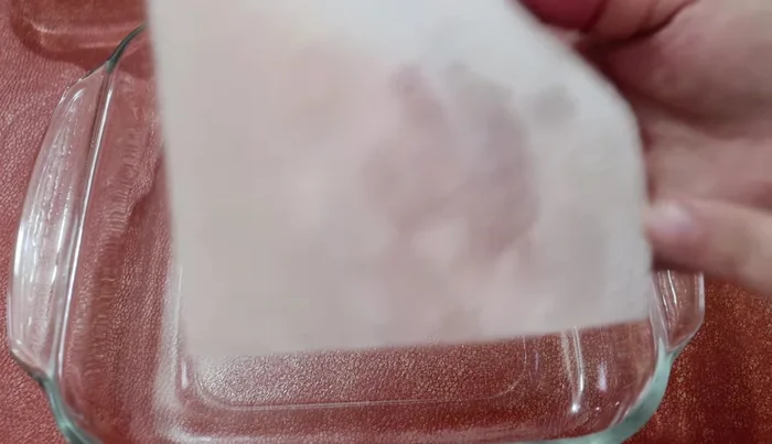 Prepare molds: Lightly grease molds with cooking oil using an absorbent napkin. This facilitates unmolding.