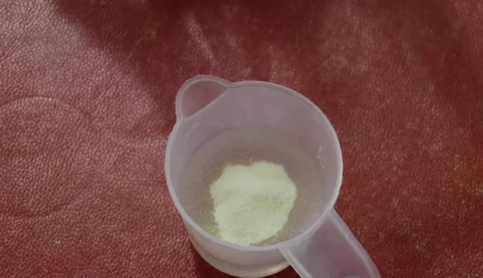 Prepare the neutral gelatin: Mix 1/2 cup water and 3 tablespoons of unflavored gelatin, let it rest for a few minutes.