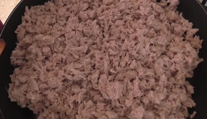 In a pan, fry the chopped suadero over low heat until it's cooked through but not dry.
