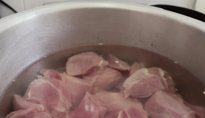 Place 1.5 kg of suadero in a pot, cover with water, add half an onion, a clove of garlic, and salt to taste. Cook in a pressure cooker for 45 minutes after it whistles, or in a regular pot for 1.5-2 hours.
