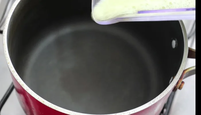 In a separate saucepan, gently fry the green sauce for a few minutes.