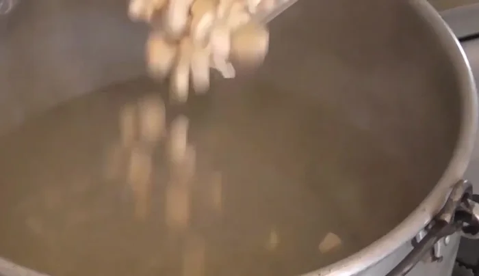 Prepare the corn: In a pot, combine the corn with water and a tablespoon of lime per kilo of corn. Stir constantly to prevent sticking and burning. This process takes approximately 45 minutes after boiling begins.