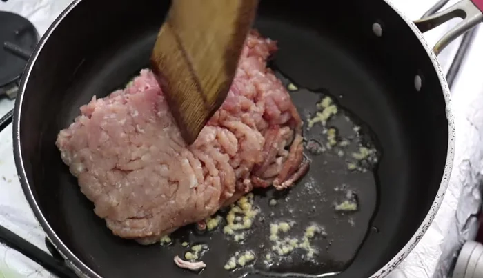 Add 500g of ground beef (or pork, or a mix). Season with a pinch of black pepper.