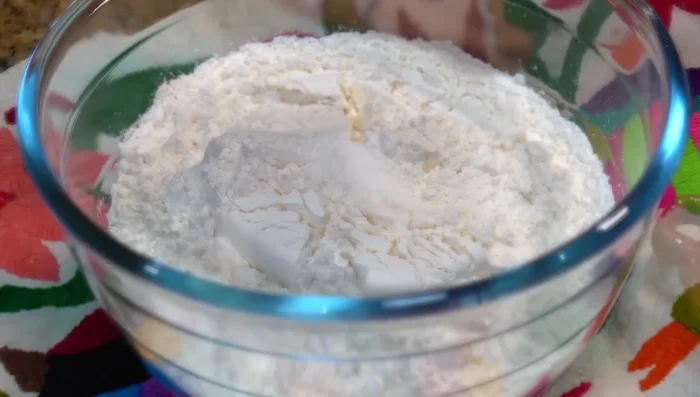 Add salt and baking powder to the flour and mix well. Sift the mixture.