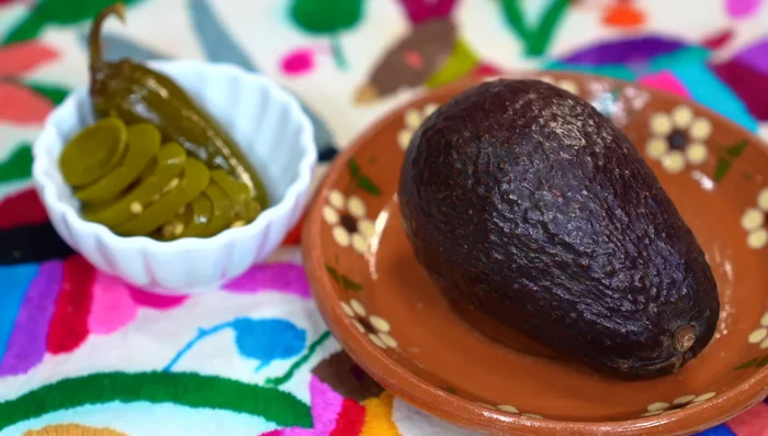 Slice the pickled jalapeño pepper thinly (optional).