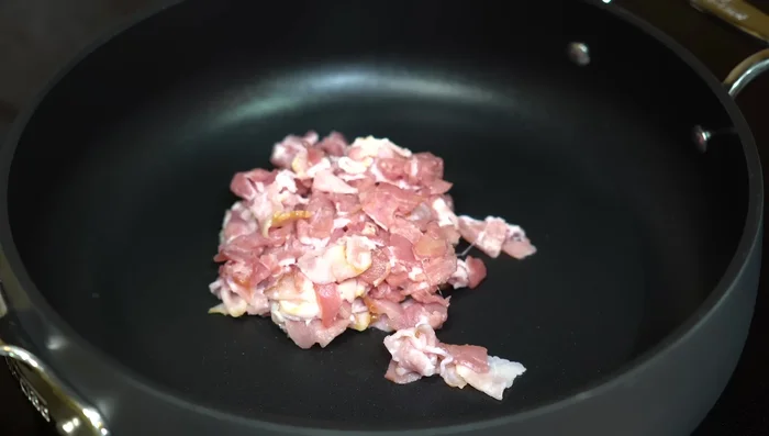Fry bacon in a pan until golden brown. Remove bacon and set aside.