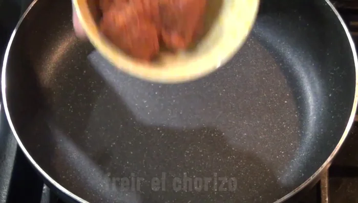In a pan, fry the chorizo until it cools. (Start frying at 128.17)