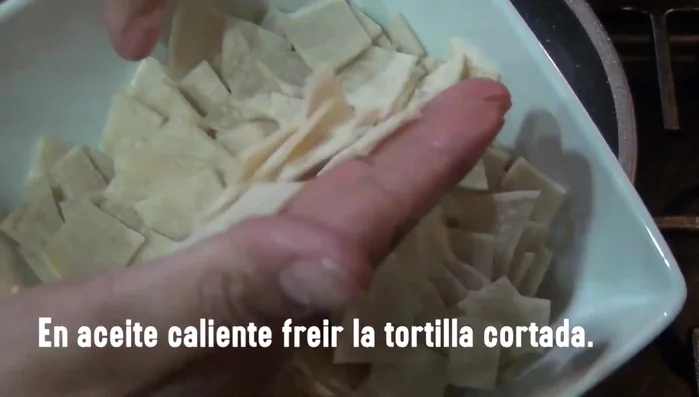 Cut the tortillas into small pieces and fry them until golden brown. (Start frying at 72.61)