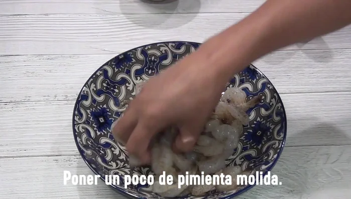 Season the shrimp with ground pepper, garlic powder, salt, and a little water.